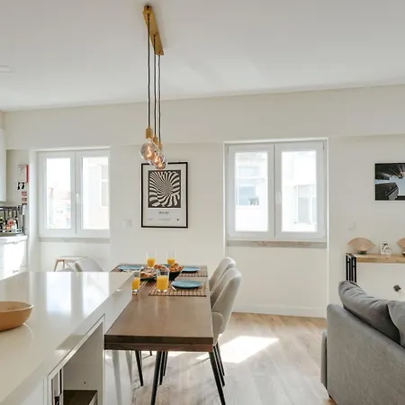 Hostwise - Flat W/ Balcony & Workspace Apartment *