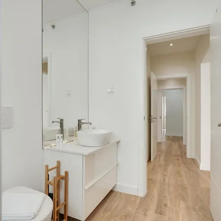 Apartment Hostwise - Flat W/ Balcony & Workspace *