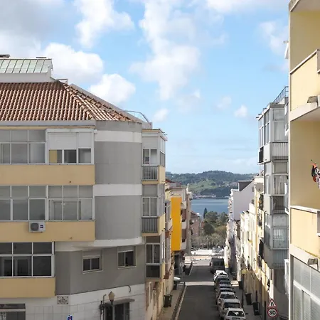 Hostwise - Flat W/ Balcony & Workspace * Lisbon