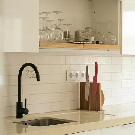 Hostwise - Flat W/ Balcony & Workspace Apartment