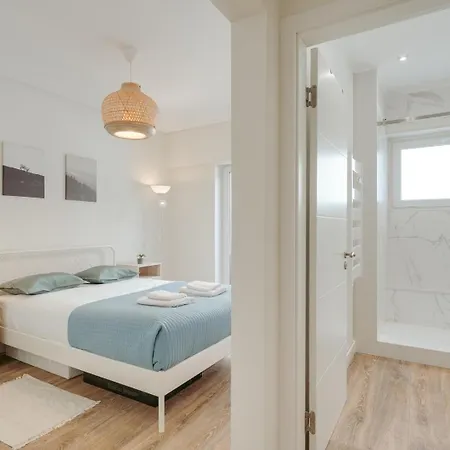 Hostwise - Flat W/ Balcony & Workspace Apartment