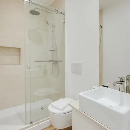 Hostwise - Flat W/ Balcony & Workspace Apartment *