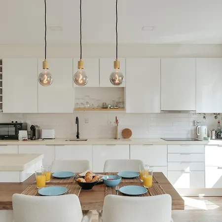 Flat W/ Balcony & Workspace By Hostwise *