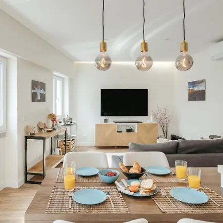 Hostwise - Flat W/ Balcony & Workspace