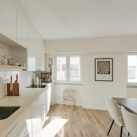 Hostwise - Flat W/ Balcony & Workspace Apartment Lisbon