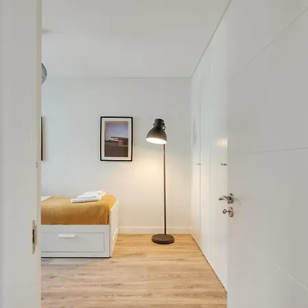 Apartment Hostwise - Flat W/ Balcony & Workspace Lisbon