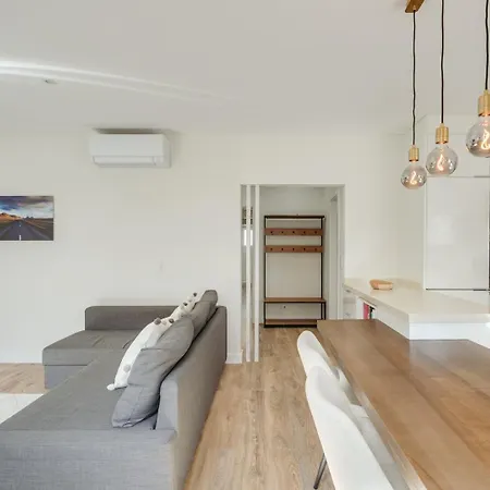 Hostwise - Flat W/ Balcony & Workspace *