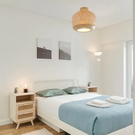 Apartment Hostwise - Flat W/ Balcony & Workspace *