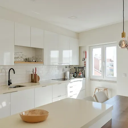 Apartment Hostwise - Flat W/ Balcony & Workspace Lisbon