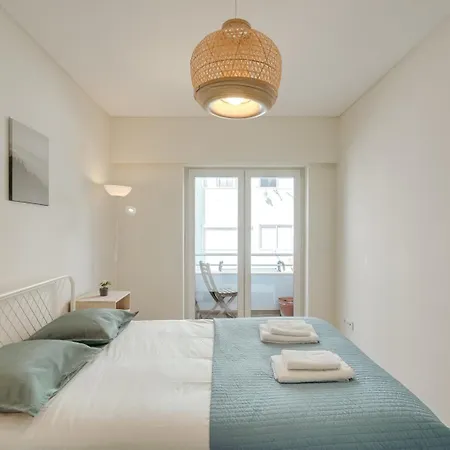 Hostwise - Flat W/ Balcony & Workspace *