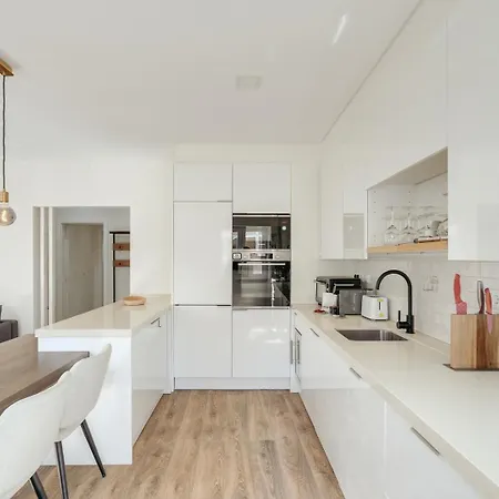 Hostwise - Flat W/ Balcony & Workspace