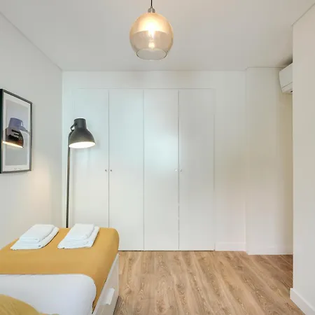 Hostwise - Flat W/ Balcony & Workspace Apartment *