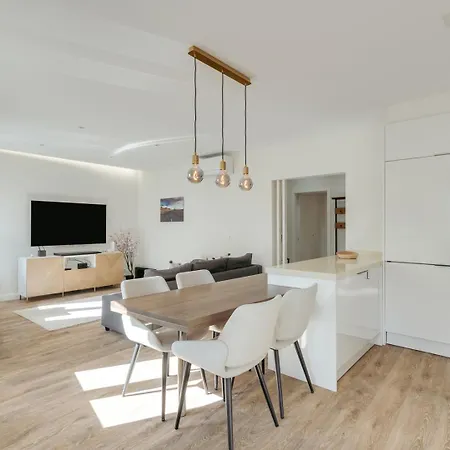 Hostwise - Flat W/ Balcony & Workspace
