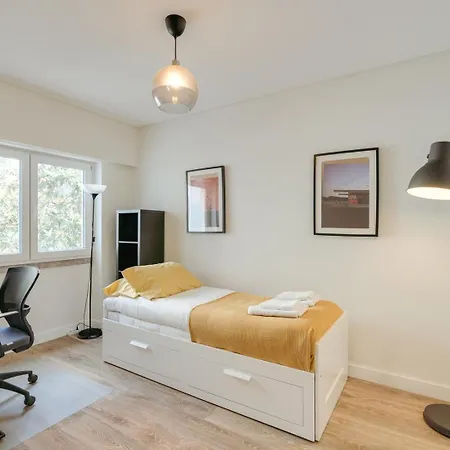 Hostwise - Flat W/ Balcony & Workspace Apartment