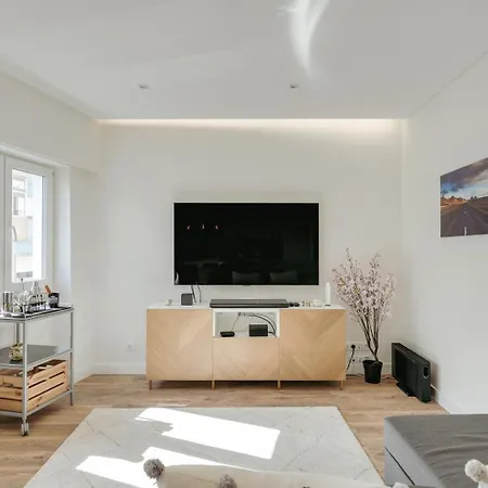 Hostwise - Flat W/ Balcony & Workspace Apartment *