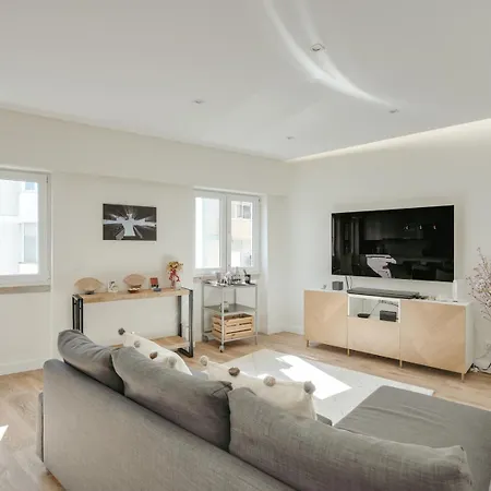 Apartment Hostwise - Flat W/ Balcony & Workspace *