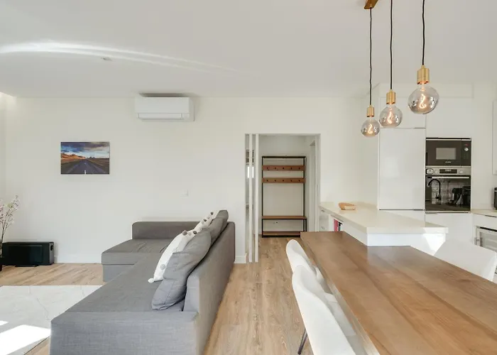 Flat W/ Balcony & Workspace By Hostwise *