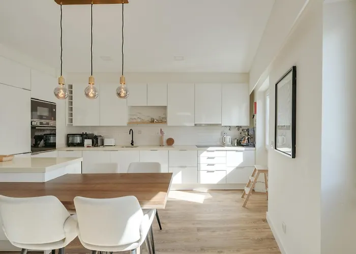 Flat W/ Balcony & Workspace By Hostwise *