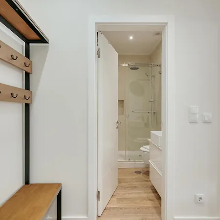 Hostwise - Flat W/ Balcony & Workspace Appartamento *