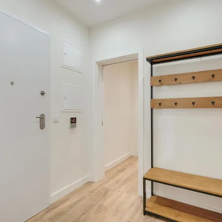Appartamento Hostwise - Flat W/ Balcony & Workspace Lisbona